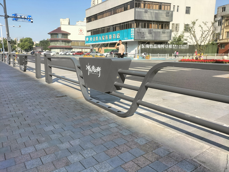 浙江無錫商業街道路隔離花箱案例