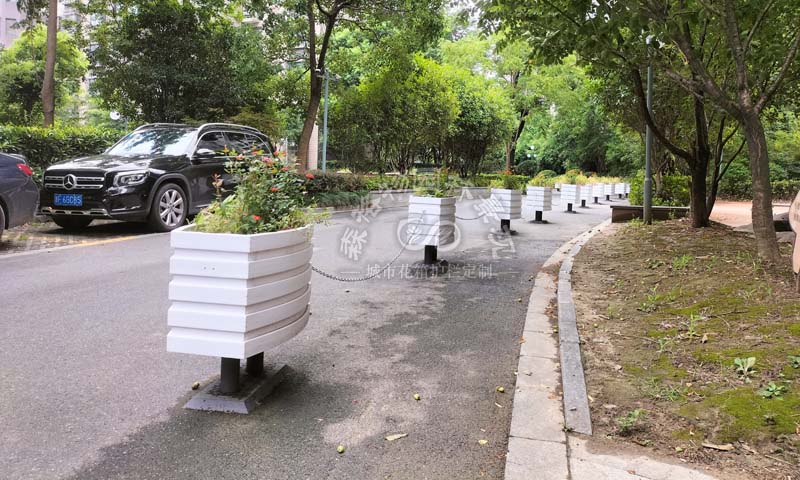 嘉興老舊小區道路花箱機非隔離案例