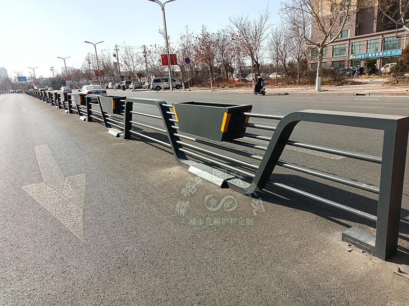 山東德州中央隔離船型花箱護(hù)欄案例
