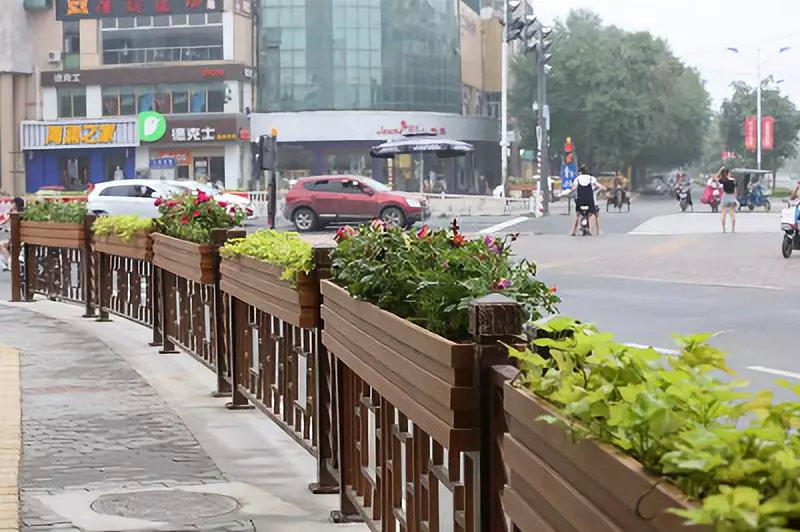 道路花箱及護欄的組合改善了城市道路