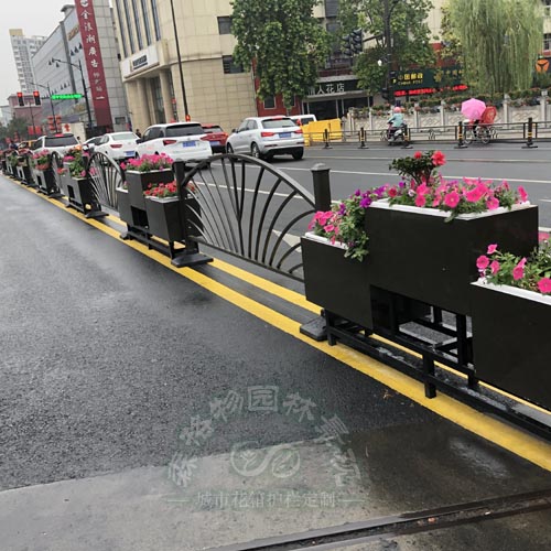 品字形不銹鋼底座PVC花箱護(hù)欄