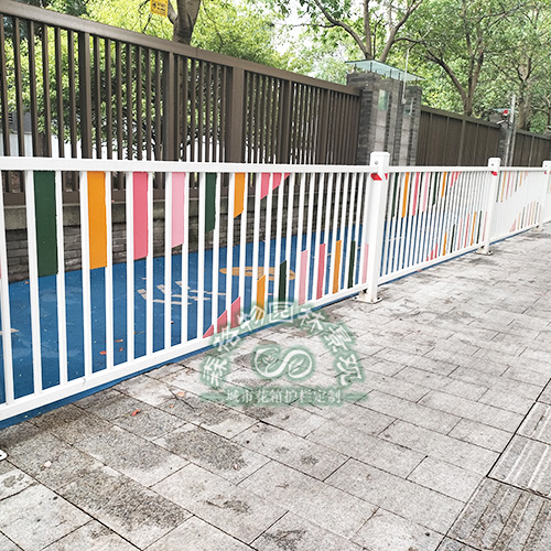 玉林學校彩色金屬隔離安全護欄