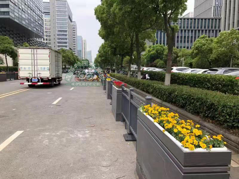 南京建鄴區PVC道路花箱案例