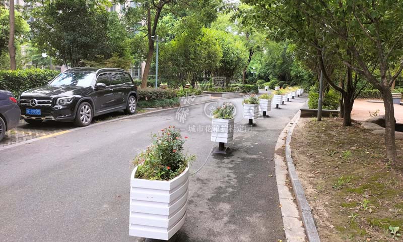 嘉興老舊小區道路花箱機非隔離案例